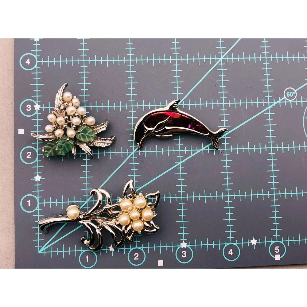 Vintage Brooch‎ Pin Lot Dolphin Flower Faux Pearl Green Stone Leaf Silver Tone